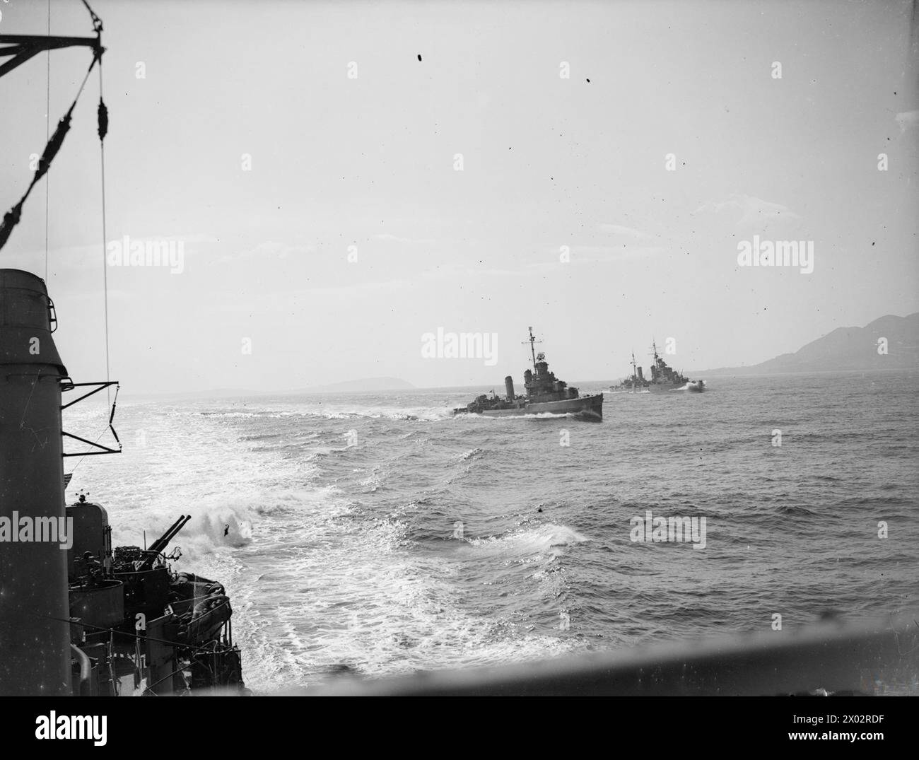 Le 18 mai 1944, le HMS Dido bombarde des cibles côtières près de Gaeta, en Italie, soutenu par les destroyers américains Mackenzie et Ordanaaux, ciblant les batteries ennemies, les décharges et les routes. Banque D'Images
