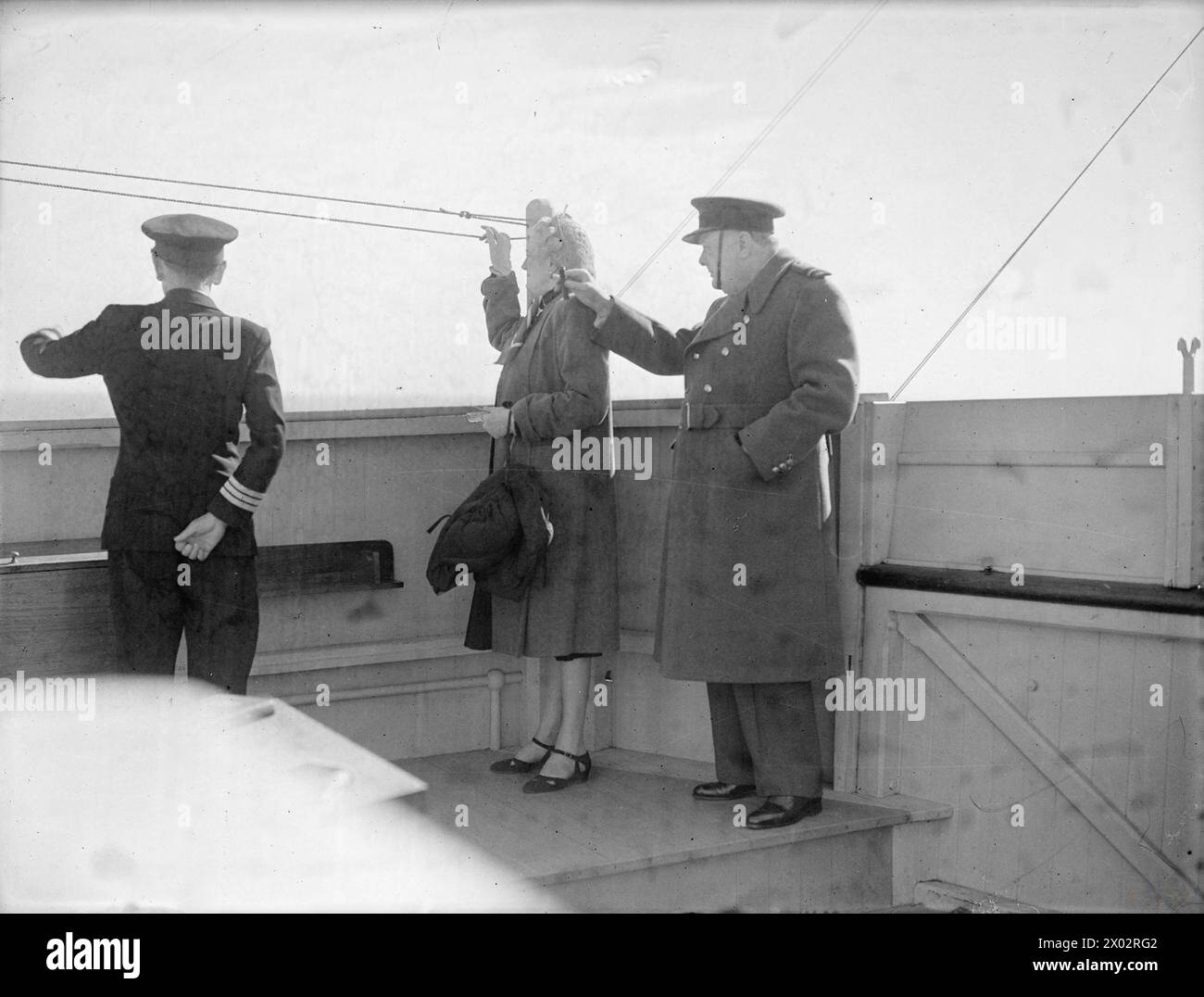En août 1943, Winston Churchill et son parti traversent l'Atlantique pour se rendre au Canada pour une conférence. Churchill, en uniforme de la Royal Air Force, a signalé des objets d'intérêt pour Mme Churchill à bord du navire. Banque D'Images