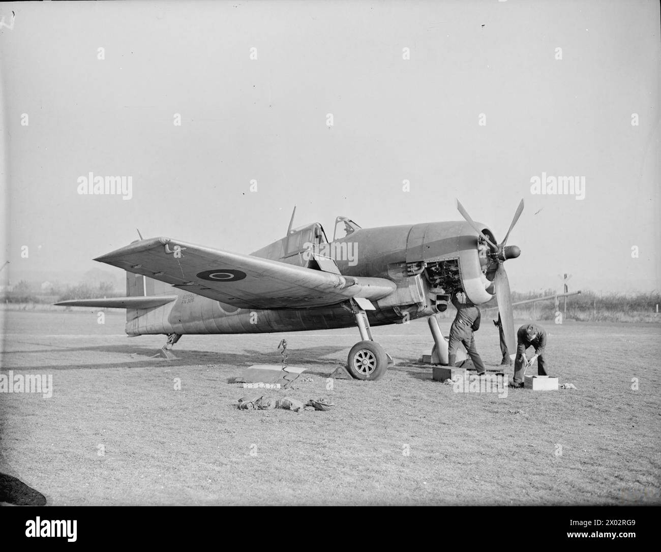 Le 27 octobre 1943, à la station Wittering de la RAF, le Grumman Hellcat, un chasseur construit aux États-Unis, est exploité par la British Fleet Air Arm aux côtés de Seafire. Banque D'Images