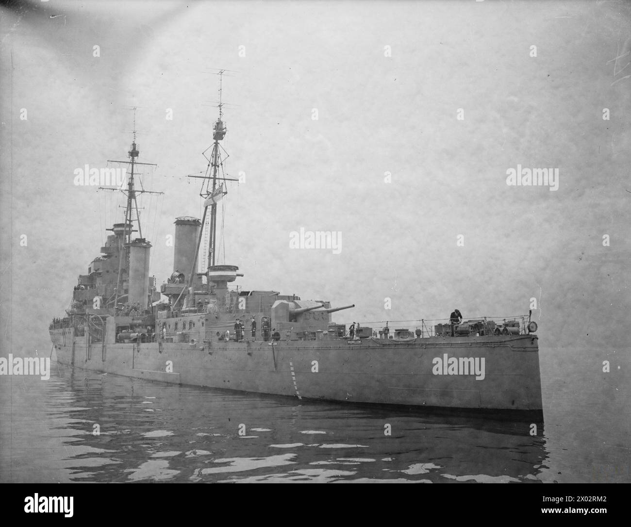 En 1940, le HMS Bonaventure, un croiseur léger de classe Dido nouvellement mis en service de la Royal Navy, est montré de la poupe. Banque D'Images