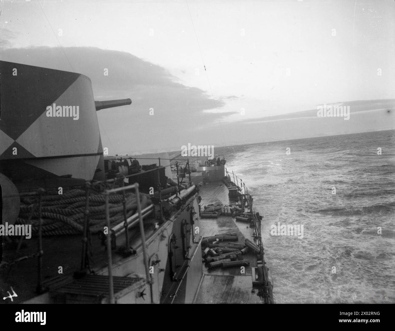 LE HMS AJAX BOMBARDE LES FORCES DE L'AXE À BARDIA. LE 31 DÉCEMBRE 1941, LORS DU BOMBARDEMENT DE JOUR PAR LE CROISEUR ET SON DESTROYER D'ESCORTE. - HMS AJAX laissant Bardia derrière elle alors qu'elle retourne à Alexandrie Banque D'Images