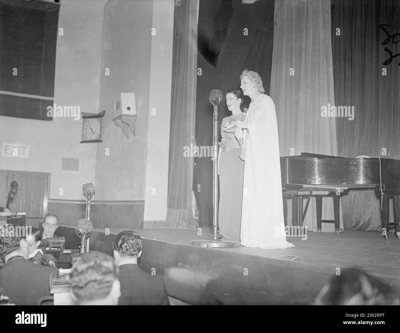 En 1941, à Rosyth, le C-in-C ouvre la nouvelle Royal Navy et la Royal Marine Canteen, avec un spectacle présenté par Miss Evelyn Laye et assisté par Miss Beatrice Lillie. Banque D'Images