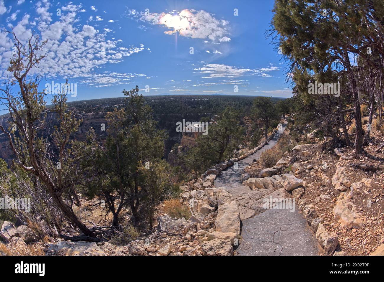 Le sentier pavé longe les falaises du plateau sud du Grand Canyon entre le village et Trailview surplombe Vista, Grand Canyon, UNESCO Banque D'Images