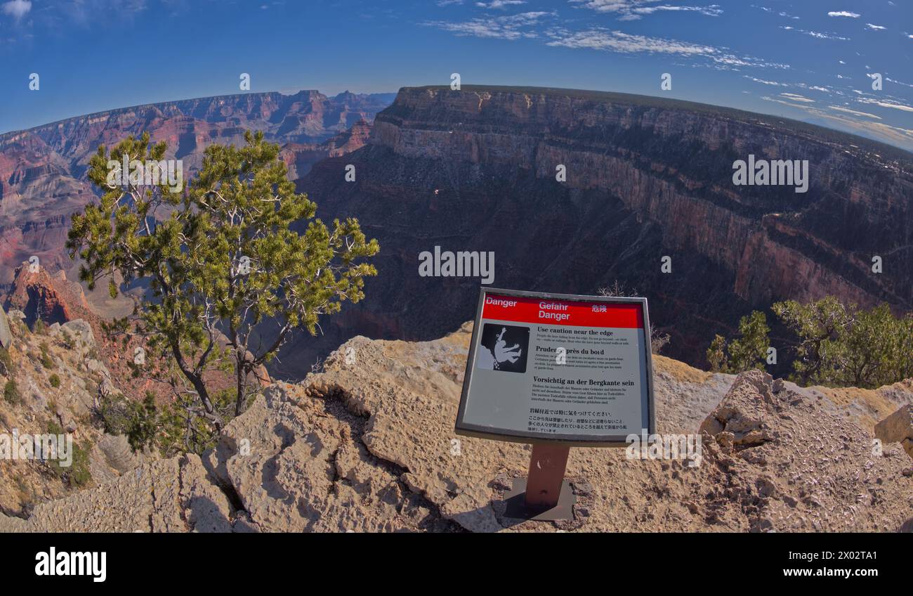 Un panneau en différentes langues avertissant d'une falaise dangereuse à West Vista du Trailview Overlook le long du sentier de bordure de Hermit Road, Grand Canyon Banque D'Images