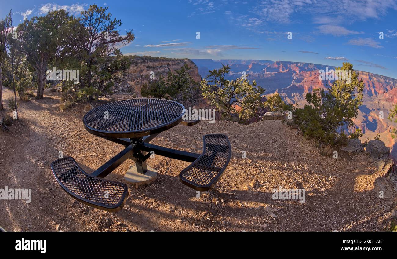 Une table de pique-nique en métal le long du sentier surplombant le plateau sud du Grand Canyon à proximité de Hermit Road, juste à l'ouest de Hopi point, Grand Canyon, UNESCO Banque D'Images