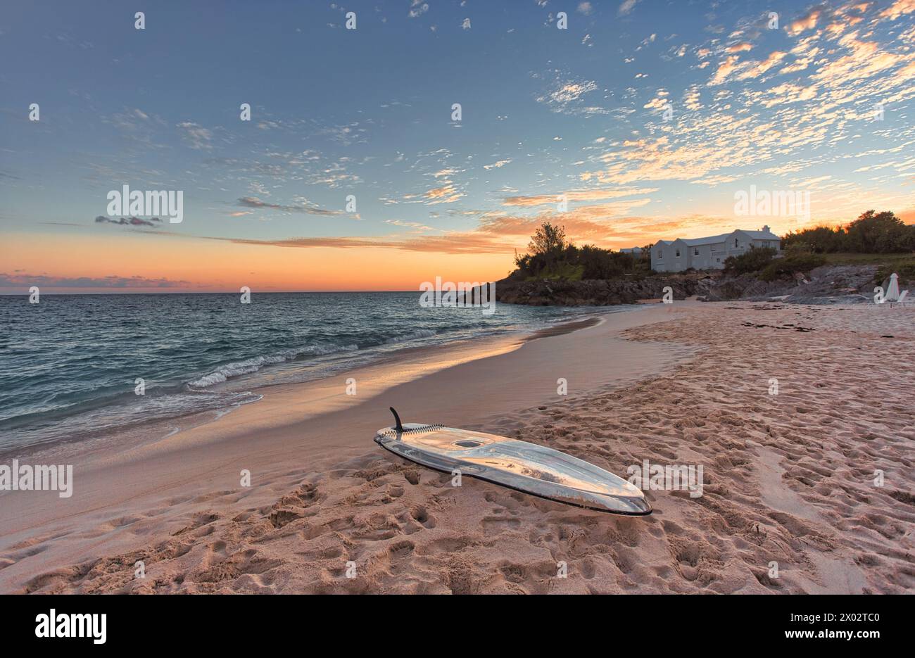 Paddleboard sur la plage au coucher du soleil, Bermudes Rive-Sud, Bermudes, Atlantique Nord, Amérique du Nord Banque D'Images