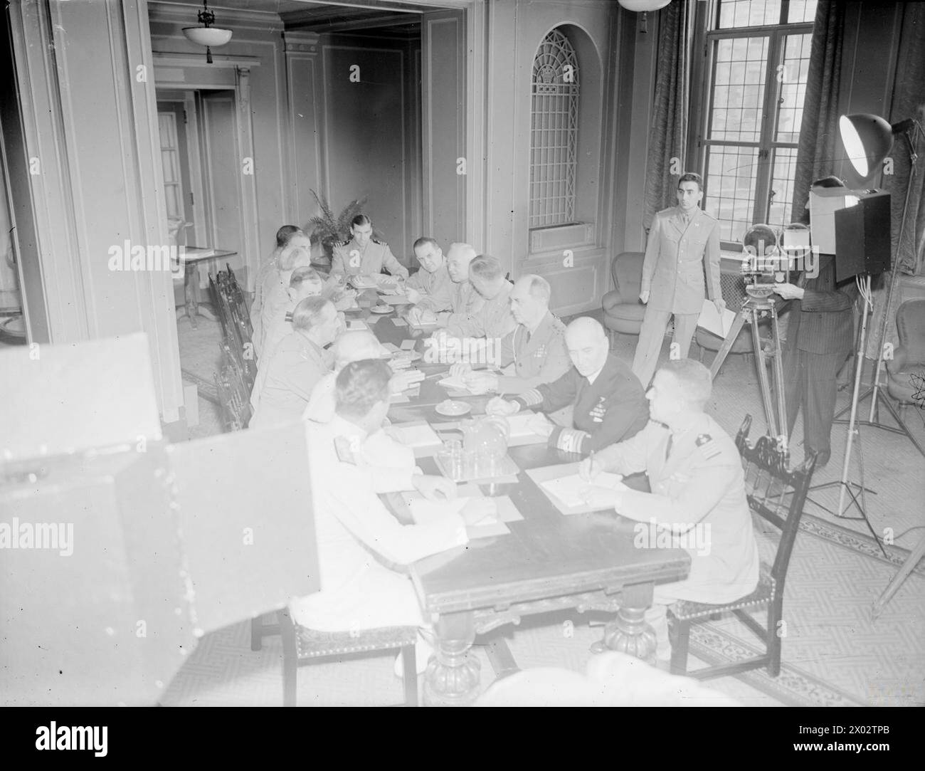 LA CONFÉRENCE DE QUÉBEC : CHEFS D'ÉTAT-MAJOR ALLIÉS. 23 AOÛT 1943, CHÂTEAU FRONTENAC. - Table ronde de gauche à droite : Lord Louis Mountbatten, Amiral of the Fleet Sir Dudley Pound, général Sir Alan Brooke, Air Chief Marshal Sir Charles Portal, Air Marshal l S Breadner, Field Marshal Sir John Dill, Lieut General Sir Hastings Ismay, Brig H Redman, Comm R Coleridge, RN, le général de brigade J. R. Deane, le général H. H. Arnold, le général G. C. Maréchal, l'amiral W. D. Leahy, l'amiral E. J. King et le Capt Forrest B. Royal Banque D'Images