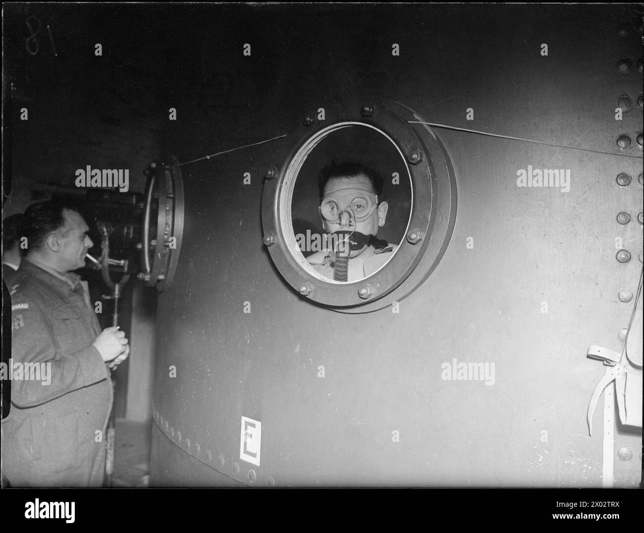 Un instructeur utilisant l'appareil Davis est montré au HMS Dolphin, Gosport, montrant le sauvetage du personnel sous-marin piégé sous l'eau pendant la IIe Guerre mondiale Banque D'Images