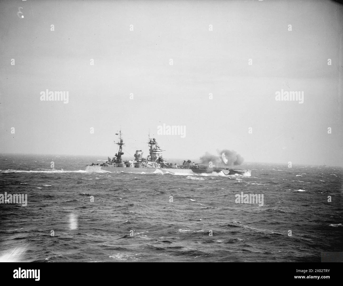 En avril 1943, le HMS Nelson, un cuirassé de 33 500 tonnes de la marine britannique, opéra en Méditerranée occidentale, mesurant 710 pieds avec un effectif de 1361 hommes, armés de canons de 16 pouces, 6 pouces, 4,7 pouces et un armement plus petit. Banque D'Images