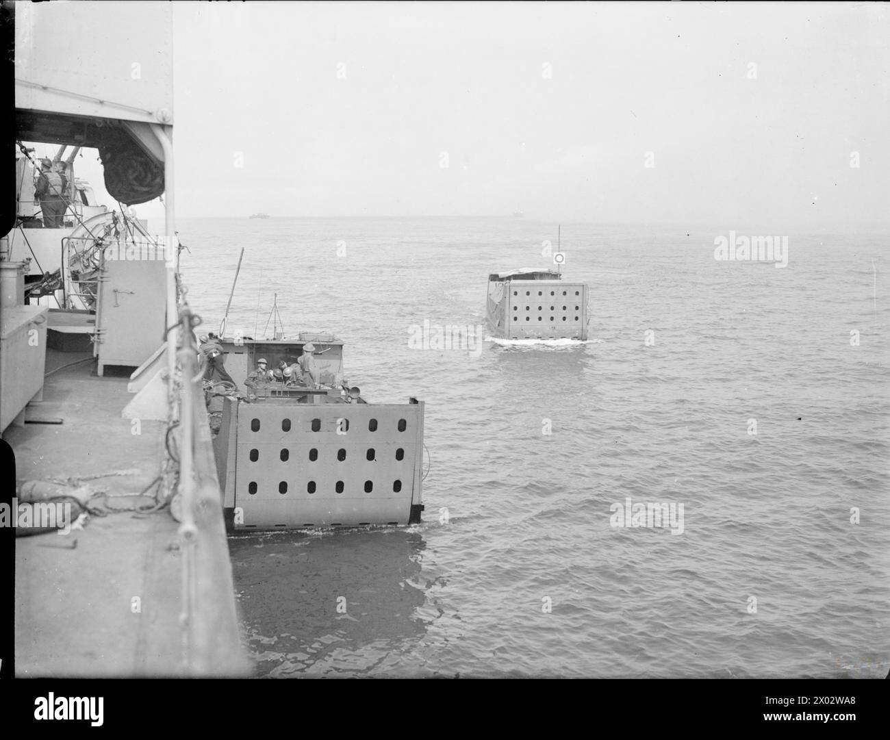 En août 1942, lors du raid de Dieppe, deux embarcations de débarquement, dont une avec un Bren-Carrier, sont retournées sur un destroyer après les plages, identifié comme LCM (1) 169 et LCM (1) 2. Banque D'Images