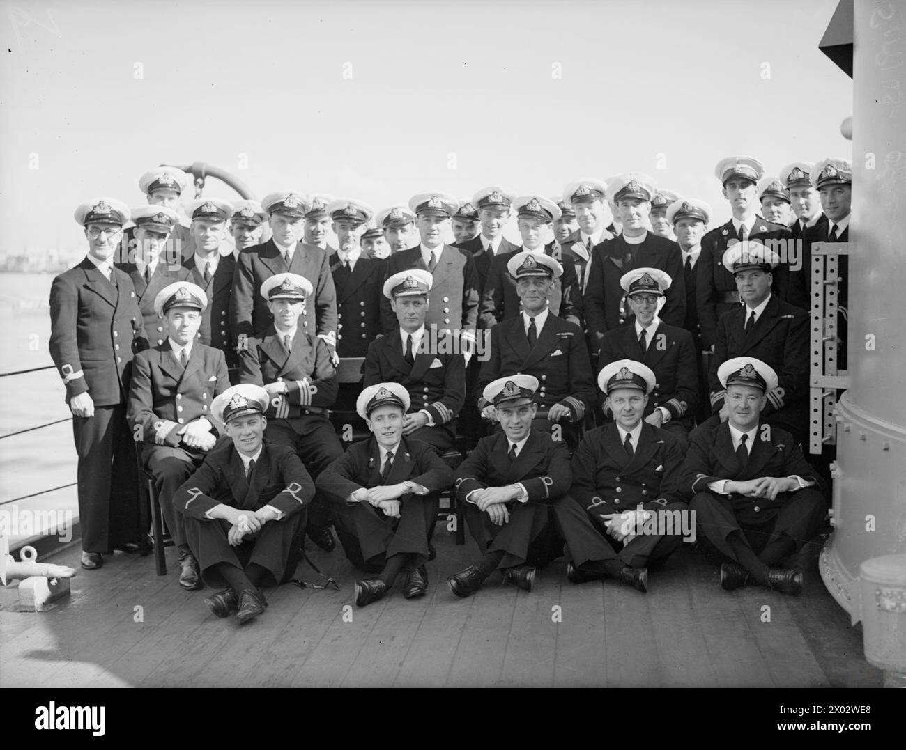 L'amiral de la flotte Sir Andrew Cunningham, C-in-C Mediterranean, inspecte des divisions à bord du HMS Sirius, un croiseur de classe Dido, à Alger les 14 et 21 mars 1943, après le naufrage de six navires de l'axe en décembre. Banque D'Images
