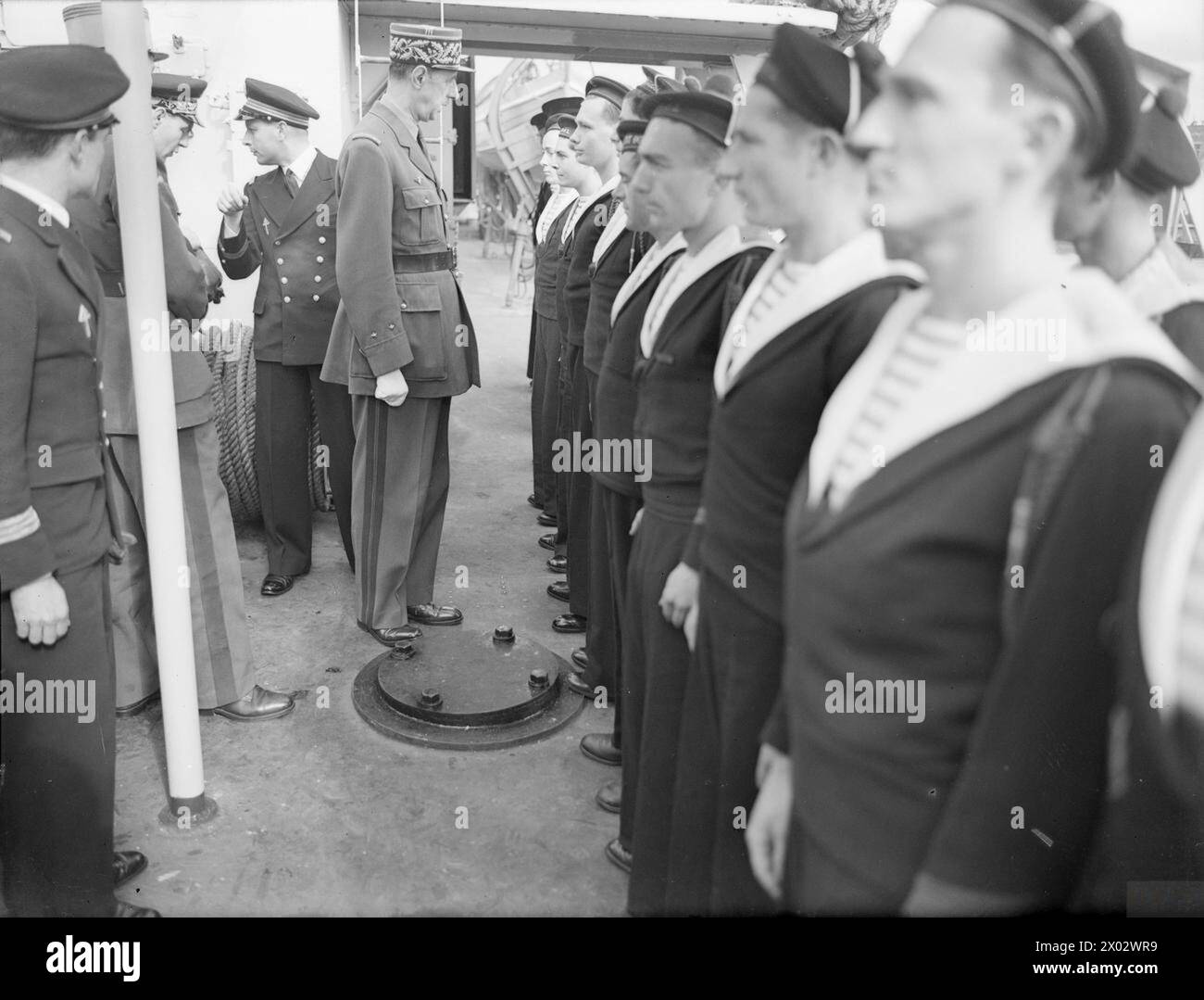 Le général de Gaulle, accompagné de l'amiral Auboyneau, C-in-C de la flotte française libre, inspecte l'équipage du destroyer Leopard à Greenock le 24 juin 1942. Banque D'Images