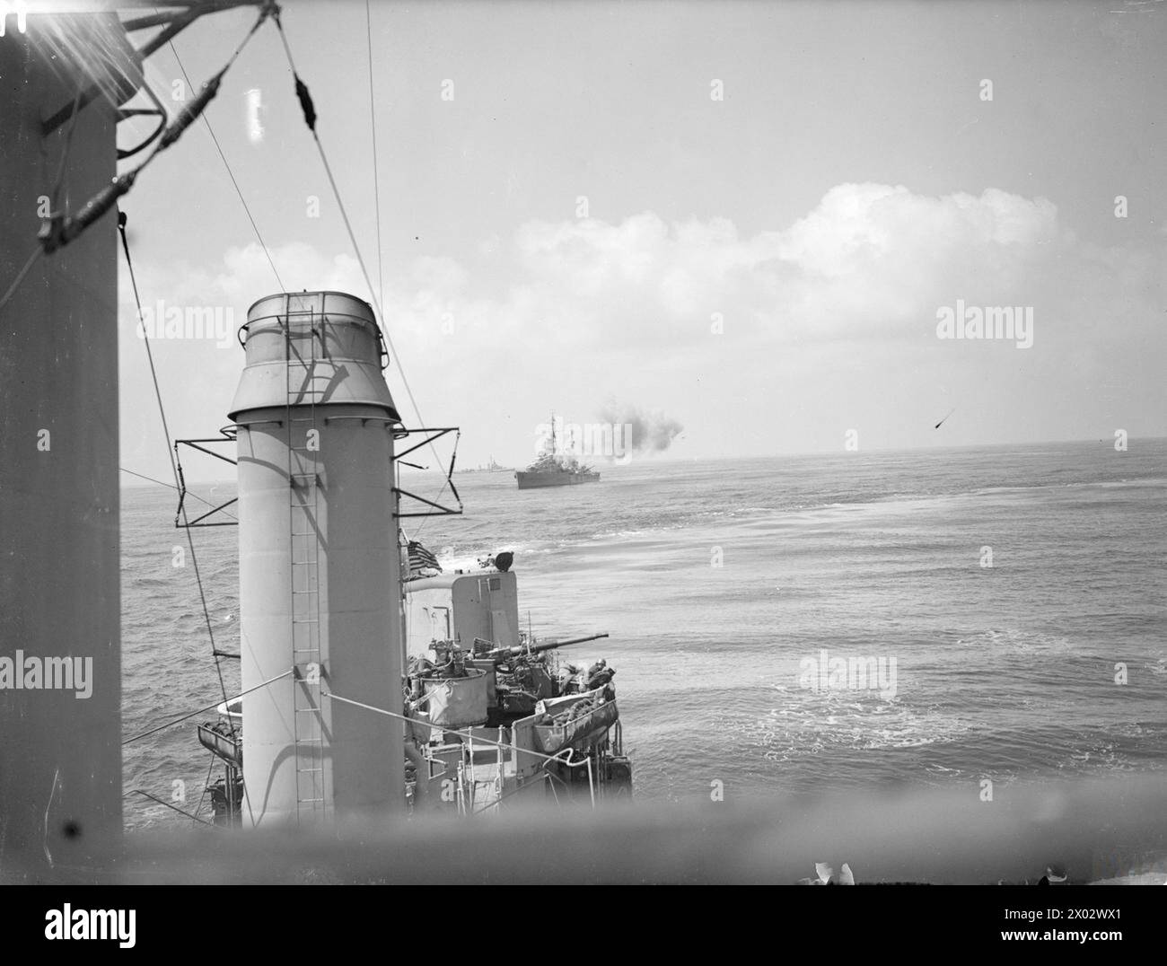 Le 18 mai 1944, le HMS Dido a effectué un bombardement à terre à l'ouest de Gaeta, en Italie, ciblant les batteries ennemies, les décharges et les routes. observé à partir de l'USS Mackenzie en Méditerranée. Banque D'Images