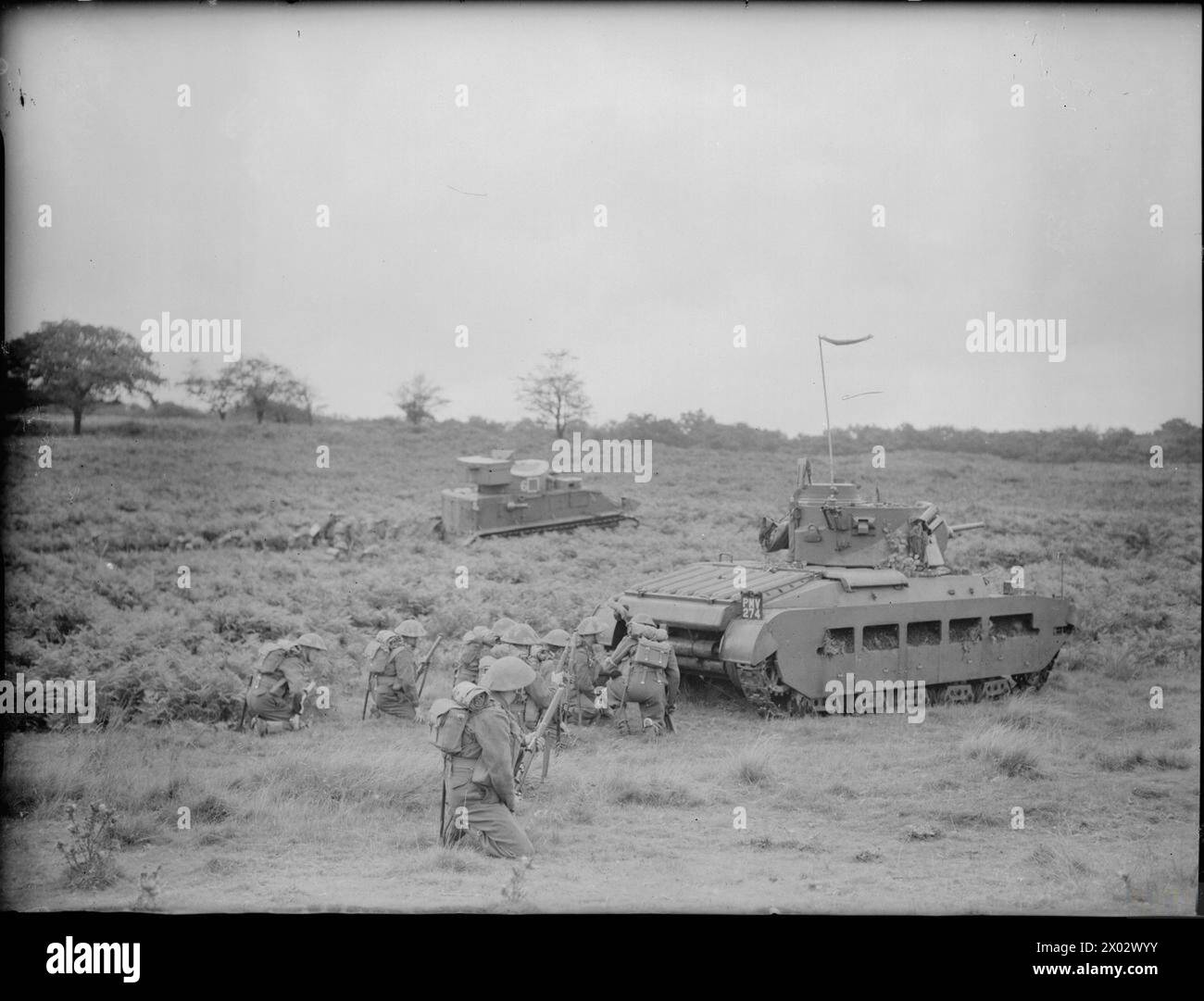 L'ARMÉE BRITANNIQUE AU ROYAUME-UNI 1939-45 - les troupes du 5e bataillon, King's Shropshire Light Infantry, s'abritent derrière un char Matilda II du 42e régiment royal de chars lors de manœuvres à Knowsley Park, Prescot, près de Liverpool, le 30 juillet 1940. Un char Vickers Medium peut être vu en arrière-plan British Army, King's Shropshire Light Infantry, 5th Battalion, British Army, 42nd Royal Tank Regiment Banque D'Images