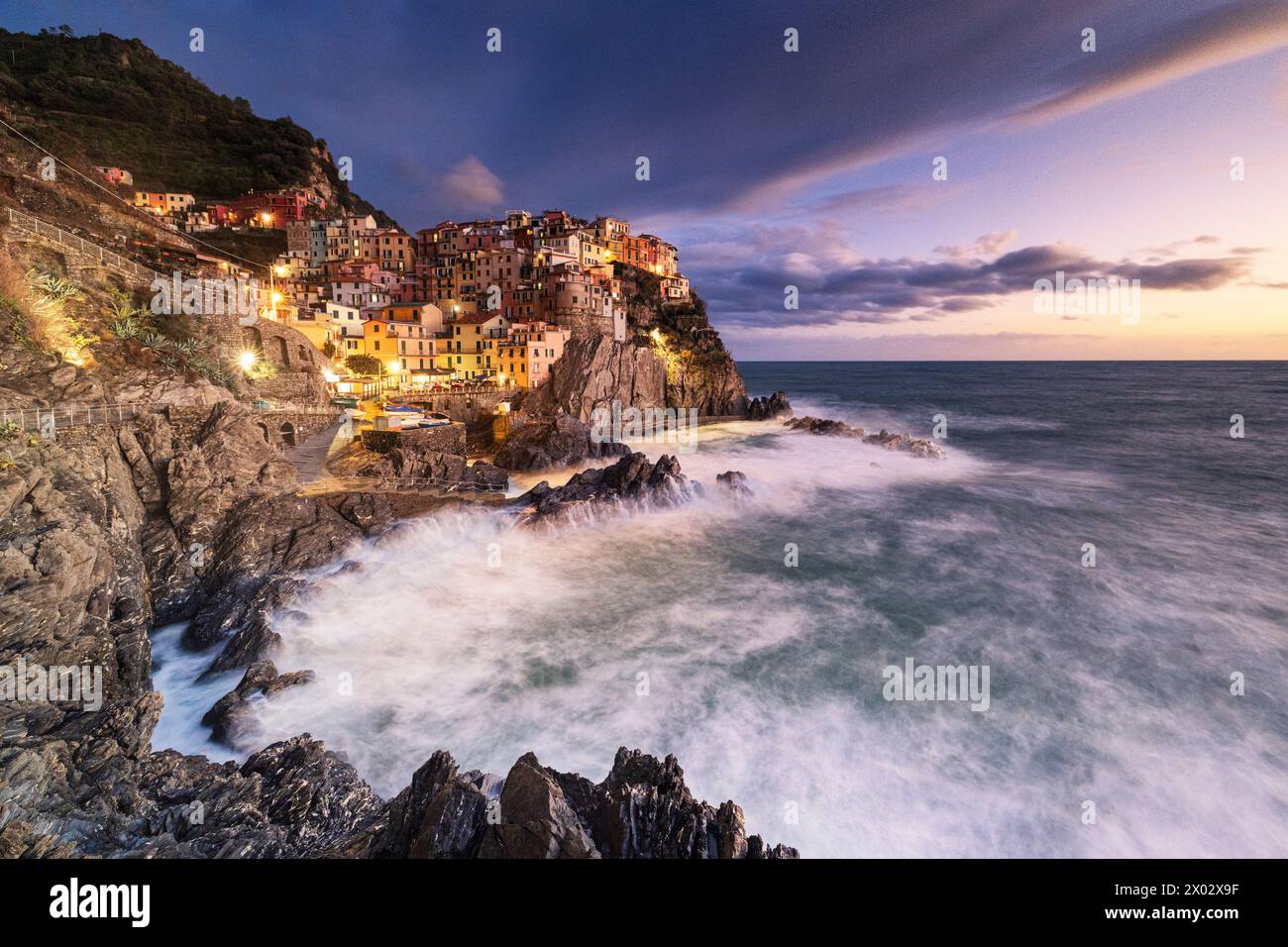 Lumière magique enveloppe le célèbre village de Manarola lors d'un coucher de soleil d'automne, Manarola, Parc National des Cinque Terre, UNESCO, la Spezia, Ligurie Banque D'Images