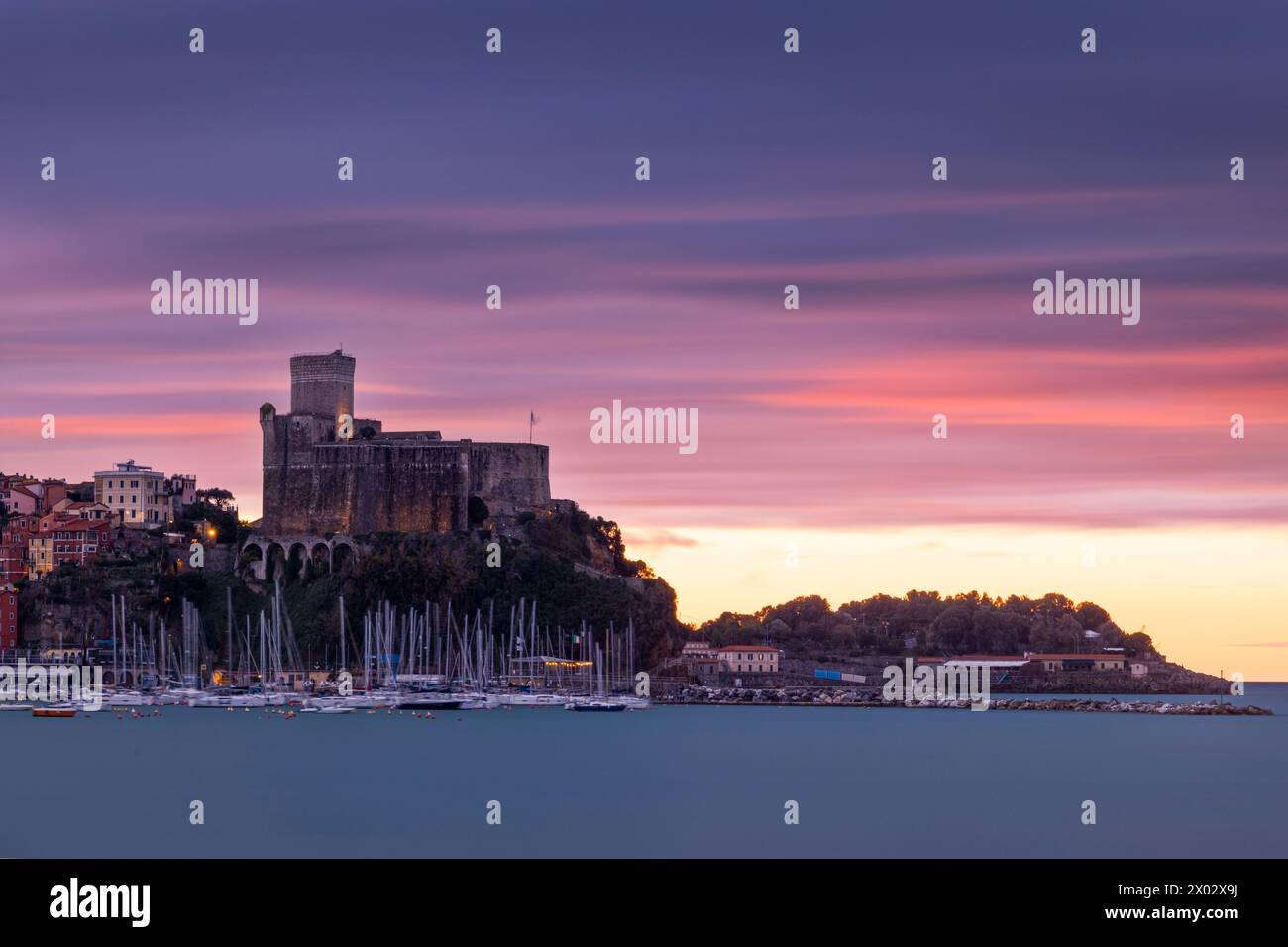 Une longue exposition pour capturer le lever du soleil au château de Lerici, province de la Spezia, Ligurie, Italie, Europe Banque D'Images