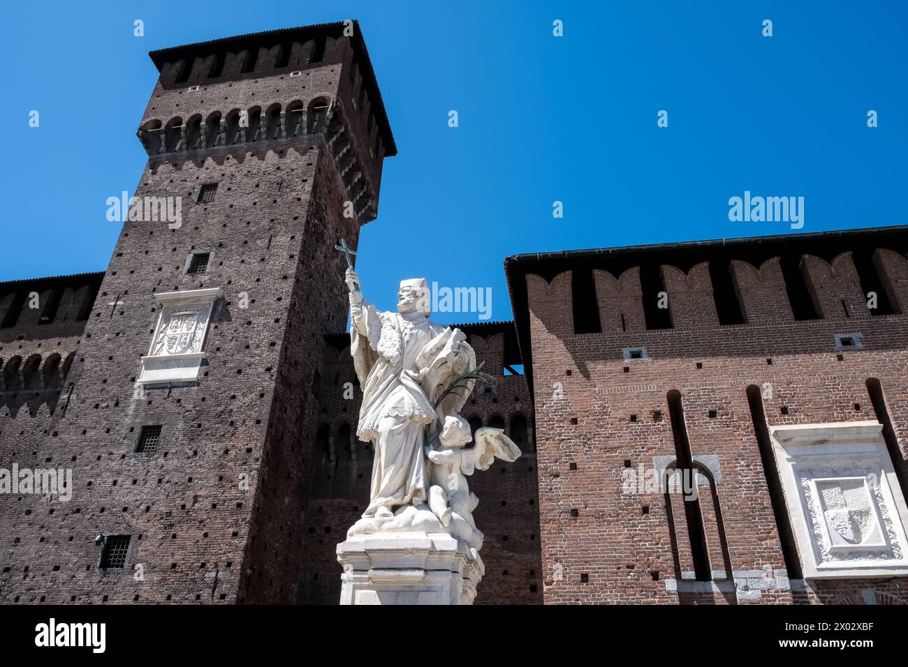 Détail du Castello Sforzesco (château des Sforza), une fortification médiévale datant du XVe siècle, abritant aujourd'hui des musées et des collections d'art. Banque D'Images