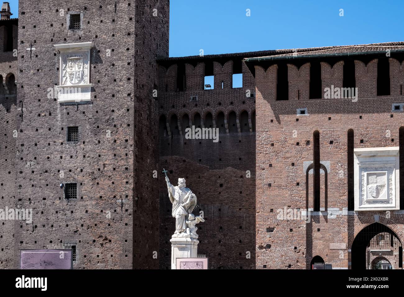 Détail du Castello Sforzesco (château des Sforza), une fortification médiévale datant du XVe siècle, abritant aujourd'hui des musées et des collections d'art. Banque D'Images