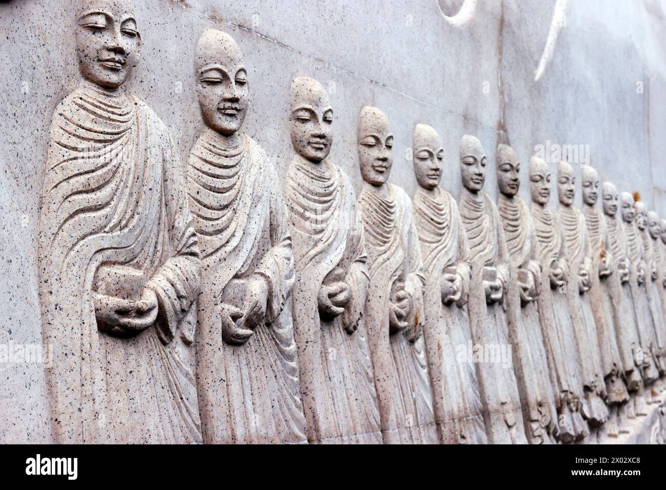 Relief sculpté montrant des moines bouddhistes (Sangha) avec des bols d'aumônes, Phap Vien Minh Dang Quang pagode, Hô Chi Minh ville, Vietnam, Indochine, Asie du Sud-est Banque D'Images