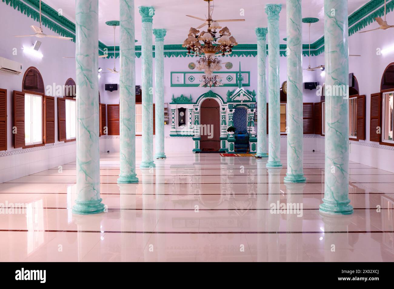 Salle de prière avec minbar et mihrab, mosquée Masjid Nia'mah, Chau Doc, Vietnam, Indochine, Asie du Sud-est, Asie Banque D'Images