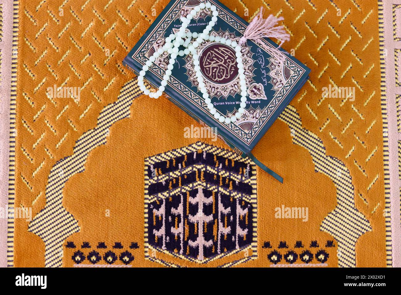 Coran et perles de prière musulmanes sur tapis de prière islamique avec la Kaaba, symbole de l'Islam, Chau Doc, Vietnam, Indochine, Asie du Sud-est, Asie Banque D'Images