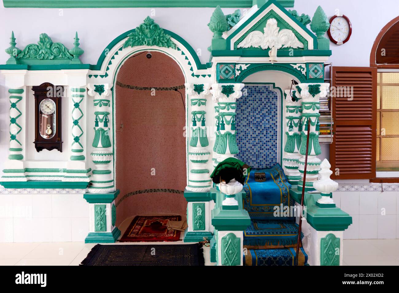 Salle de prière avec minbar et mihrab, mosquée Masjid Nia'mah, Chau Doc, Vietnam, Indochine, Asie du Sud-est, Asie Banque D'Images