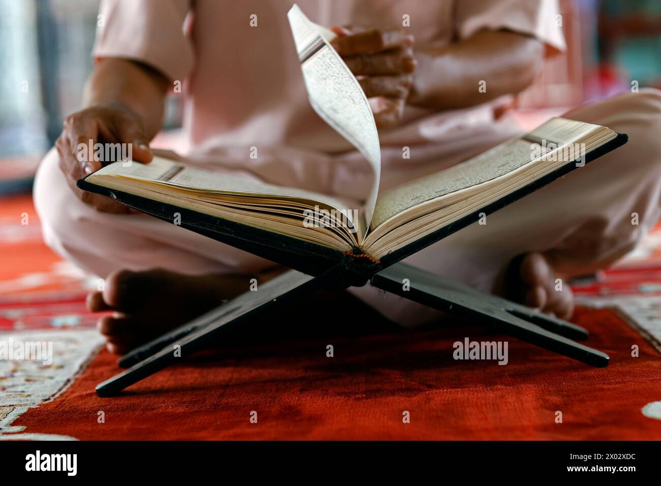 Homme musulman assis à lire le Coran (Coran) le livre Saint de l'Islam, Mosquée Moubarak, Chau Doc, Vietnam, Indochine, Asie du Sud-est, Asie Banque D'Images