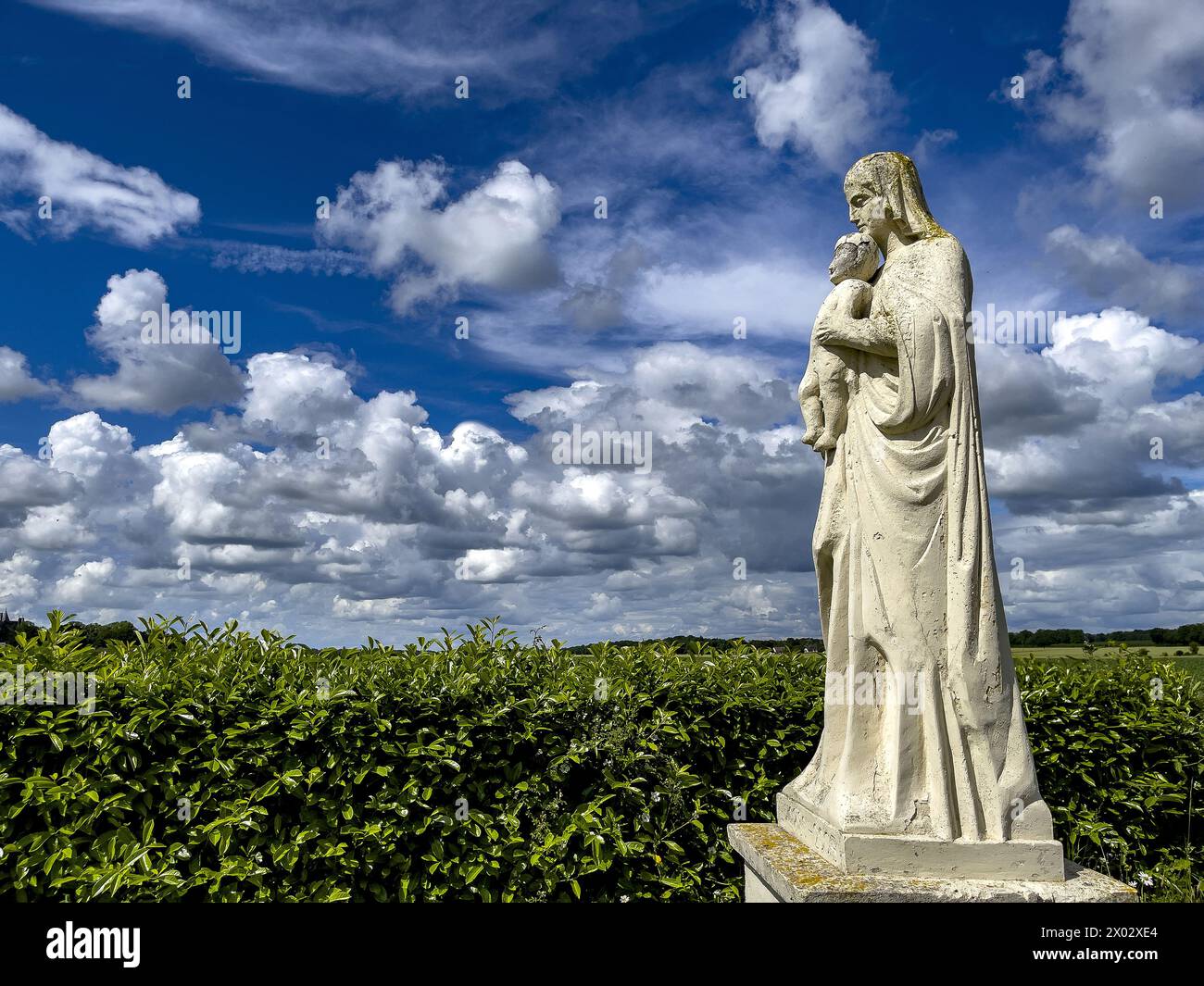 Statue de la Vierge à l'enfant, dans un paysage normande, Eure, Normandie, France, Europe Banque D'Images