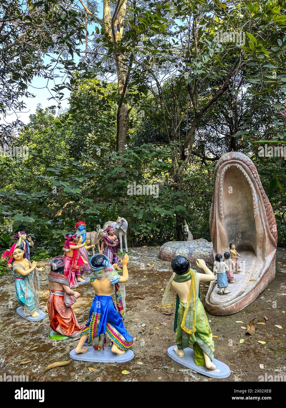 Liberaton d'Aghasur, Murthis (statues) à Govardhan Ecovillage, Maharashtra, Inde, Asie Banque D'Images
