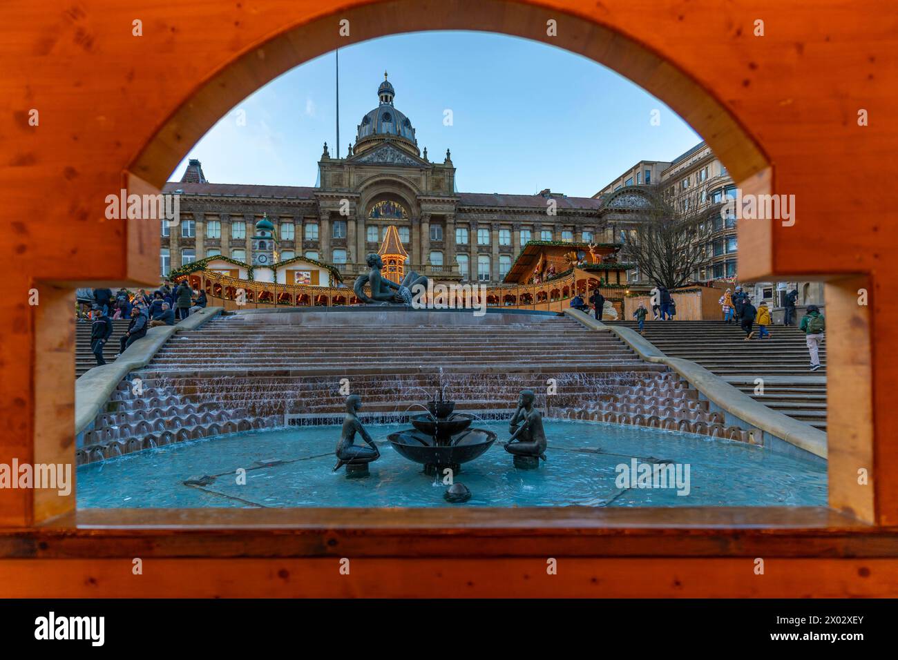 Vue des étals du marché de Noël, des fontaines et de la maison du conseil, Victoria Square, Birmingham, West Midlands, Angleterre, Royaume-Uni, Europe Banque D'Images