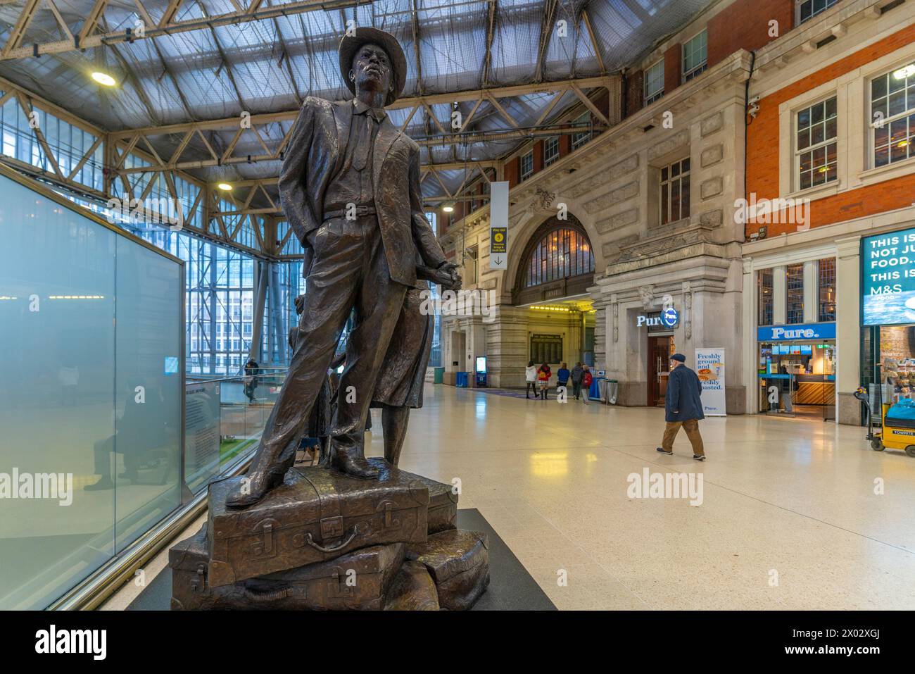 Vue du National Windrush Monument au hall principal de Waterloo Station, Londres, Angleterre, Royaume-Uni, Europe Banque D'Images