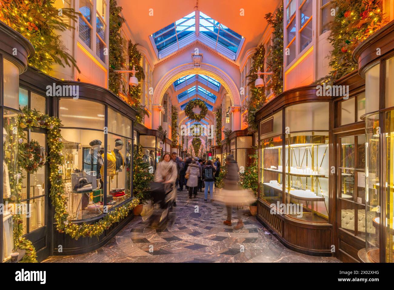 Vue de Burlington Arcade à Noël à Piccadilly, Westminster, Londres, Angleterre, Royaume-Uni, Europe Banque D'Images