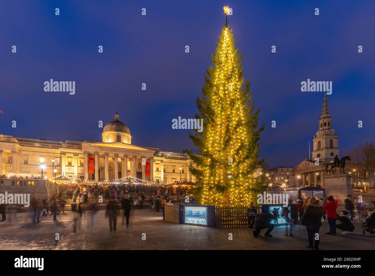 Vue du marché de Noël et de l'arbre de Noël devant la National Gallery à Trafalgar Square au crépuscule, Westminster, Londres, Angleterre, Royaume-Uni Banque D'Images