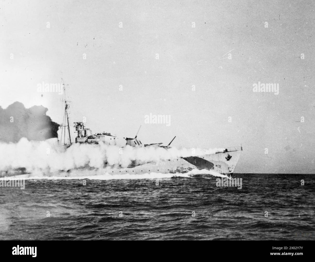 En octobre 1943, le destroyer HMS Troubridge a déployé un écran de fumée lors d'une action navale en mer Méditerranée. Banque D'Images