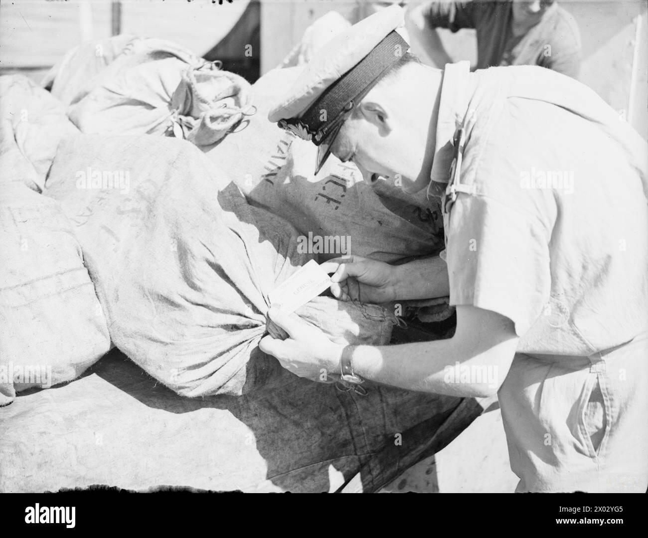 Du 1er au 3 juin 1943, dans le détroit de Gibraltar, un officier d'embarquement inspecte le courrier à bord d'un navire neutre et trouve des objets à destination des prisonniers de guerre britanniques. Banque D'Images
