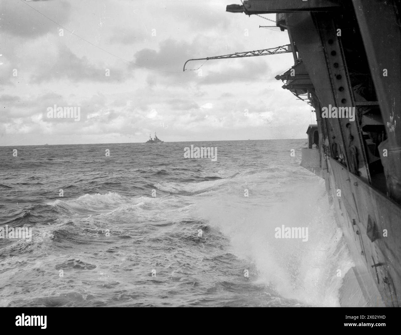 En avril 1944, à bord du HMS Furious, l'équipage observe le croiseur de classe Dido HMS Royalist lors d'opérations en mer. Banque D'Images