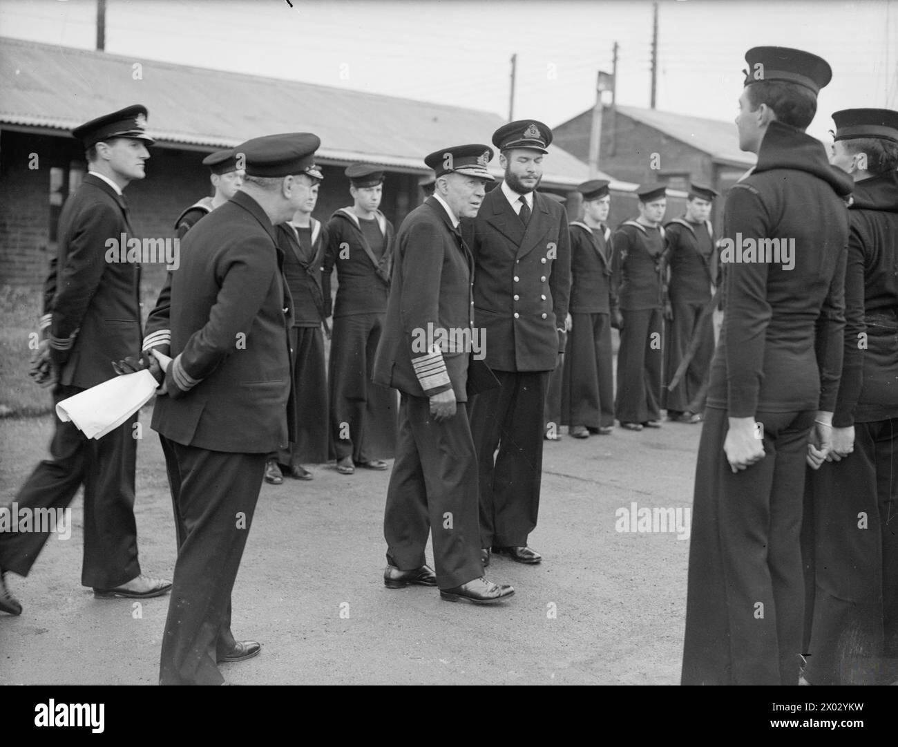 Le 13 décembre 1942, à Plymouth, l'amiral de la flotte Sir Charles Forbes inspecte les officiers de marine et les matelots des HMS Foliot I et III qui rentrent récemment des opérations en Afrique du Nord. Banque D'Images