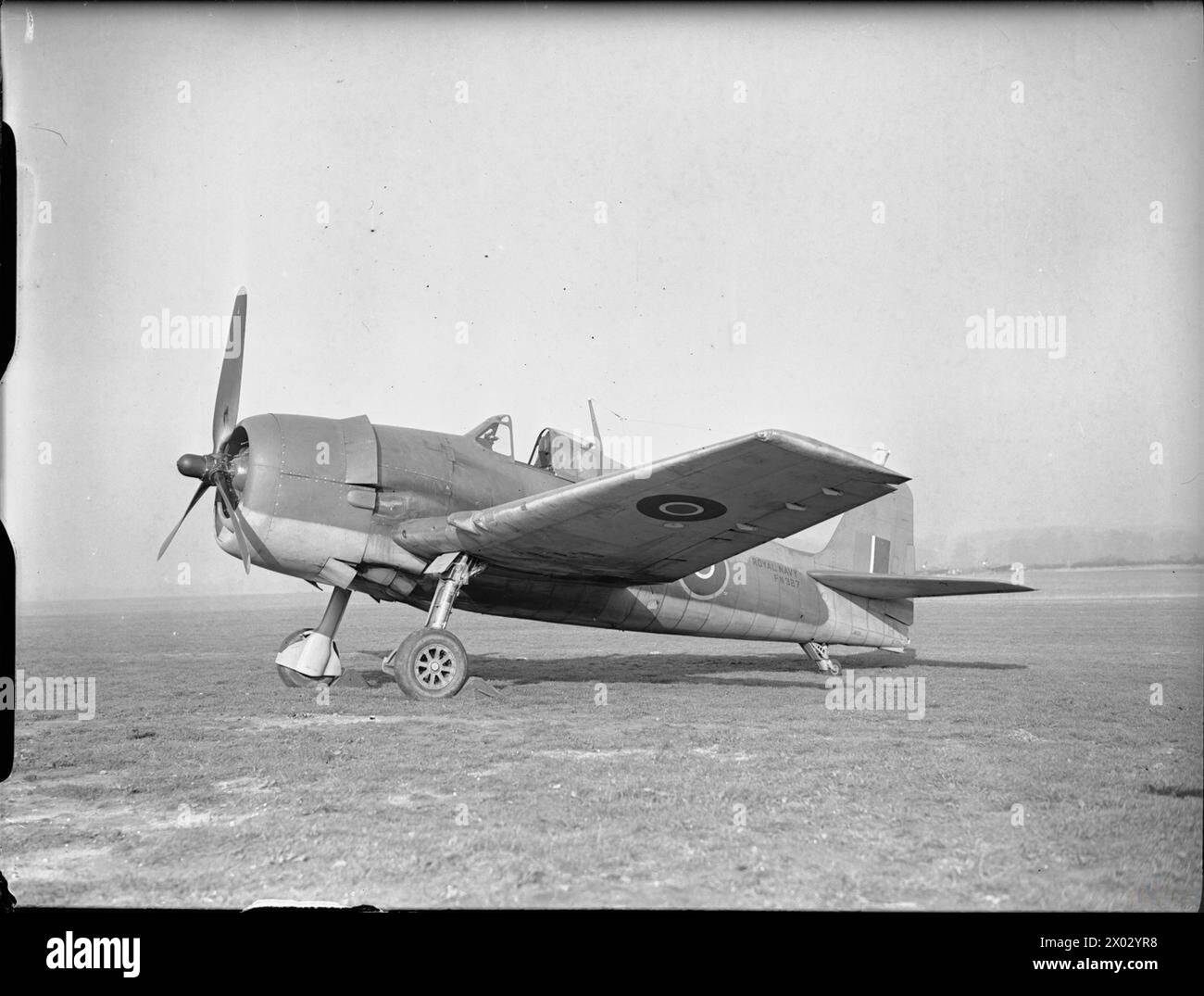 Le chasseur Grumman Hellcat, le cadre FN327, opérait à la RAF Wittering avec la British Fleet Air Arm, volant aux côtés de Supermarine Seafire pendant la seconde Guerre mondiale. Banque D'Images