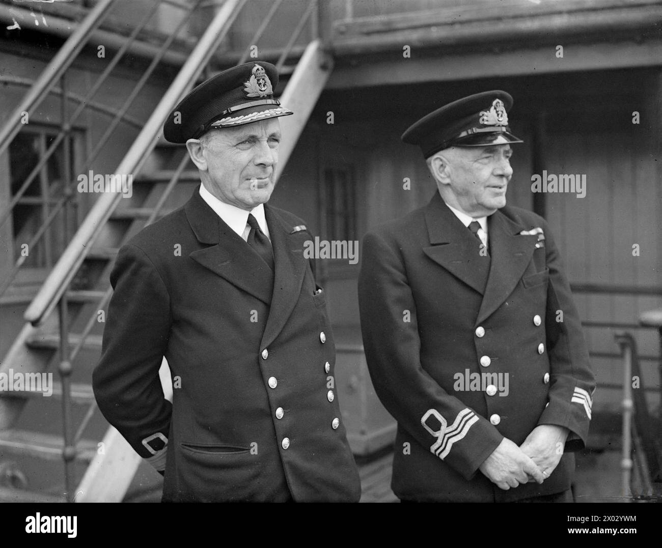 RNVR 'ANCIENS MINUTEURS'. JUILLET 1944, À BORD DU HMS DUNLUCE CASTLE, SCAPA FLOW. DEUX OFFICIERS DE MARINE AVEC PROBABLEMENT LES PLUS LONGS RECORDS DE SERVICE DANS LA RNVR SE SONT RENCONTRÉS. IL S'AGIT DU COMMODORE LE COMTE HOWE ET DU LIEUTENANT-COMMANDANT EDWARD HARRIS, MBE, VD, DE BRIGHTON. LES DEUX ONT PLUS DE 40 ANS DE SERVICE À LEUR CRÉDIT. - Commodore le comte Howe (à gauche) et le lieutenant CdR Edward Harris quand ils se sont rencontrés Banque D'Images