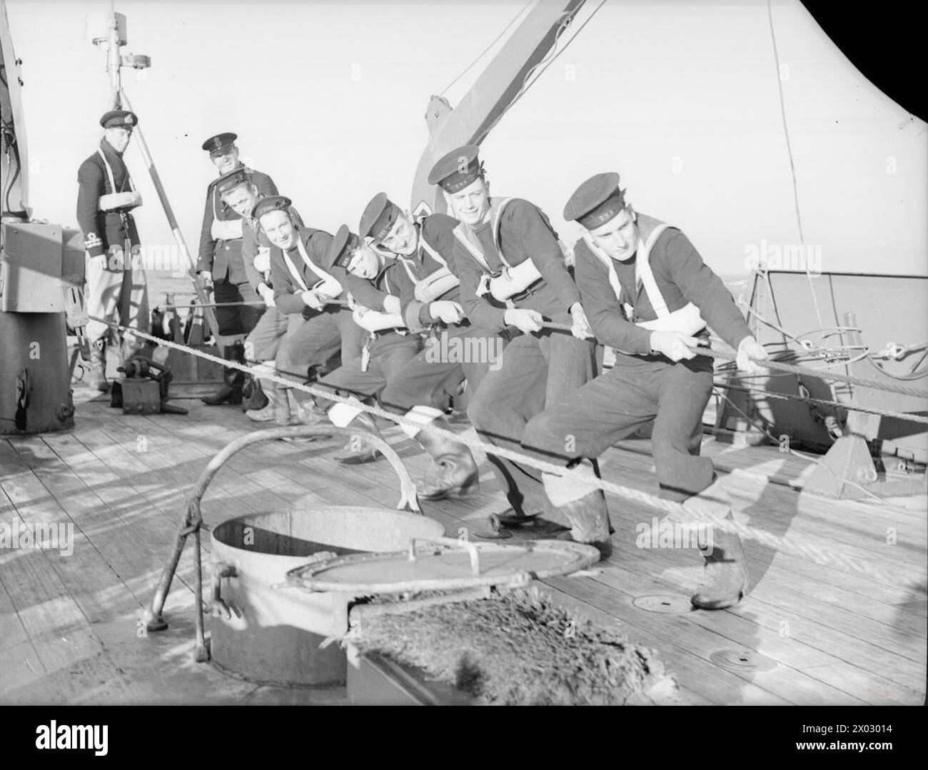 SCÈNES À BORD D'UN DRAGUEUR DE MINES. 1940, À BORD DU HMS HAZARD. - Une autre méthode de balayage pour les mines amarrées est au moyen du balayage oropesa. Il s'agit d'un balayage de navire unique et peut être utilisé comme un balayage simple ou double. Le fil de balayage est à nouveau maintenu à la profondeur requise au moyen du cerf-volant, le fil étant maintenu à l'écart du navire au moyen d'une «loutre de cerf-volant», à laquelle est attaché le flotteur oropesa. Downing le cerf-volant Banque D'Images