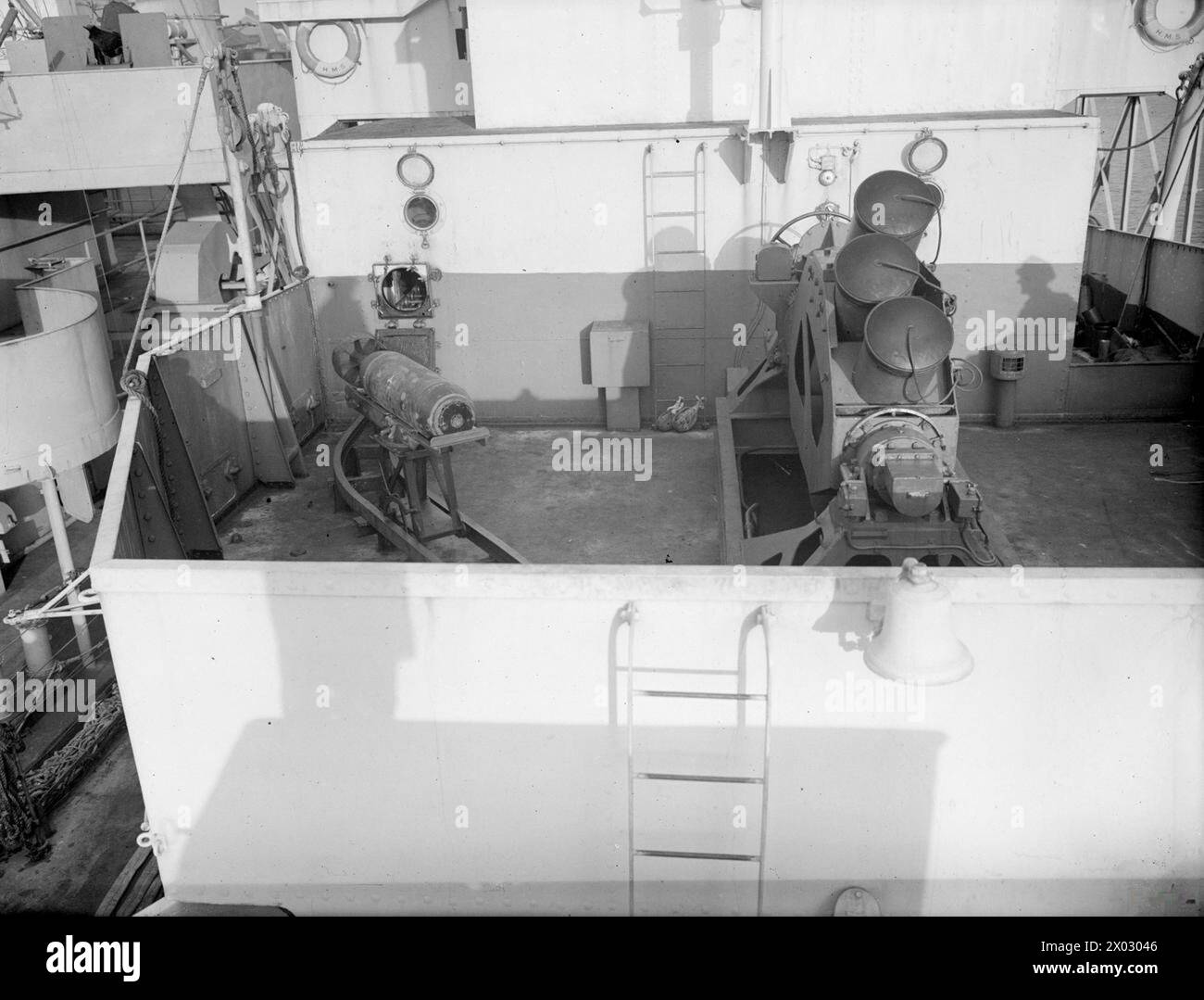 GARNITURES DE CALMAR DANS LES NAVIRES HM. 27 OCTOBRE 1944, QUAI DE GLADSTONE, LIVERPOOL. - Rails de chargement par montures, avec volets en arrière-plan, corvette Castle Class Banque D'Images