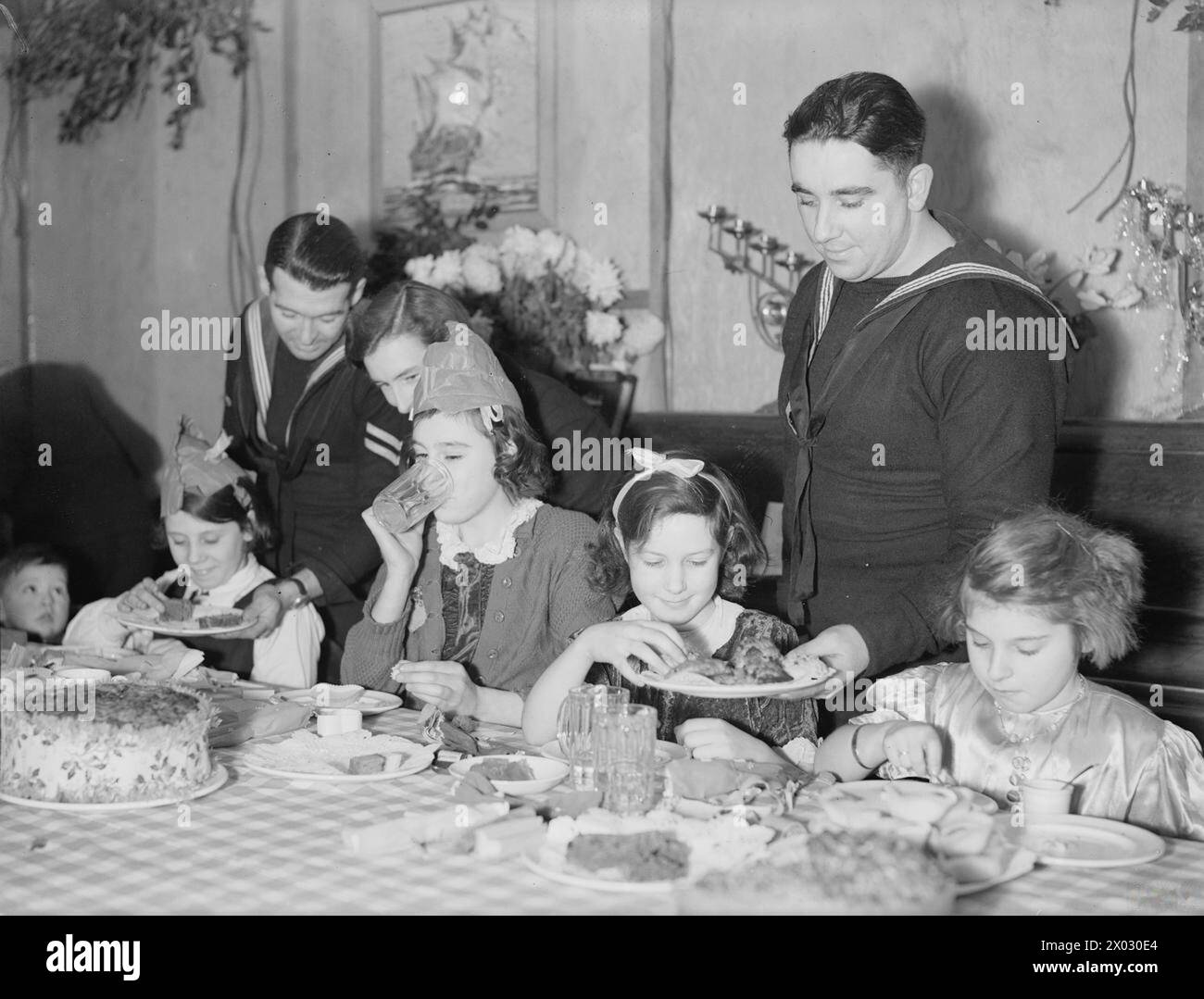 FÊTE DE VACANCES POUR LES ENFANTS DE MARINS. 31 DÉCEMBRE 1941, FLOTILLA CLUB, QUAI DE GLADSTONE, LIVERPOOL. - Des marins qui attendent les enfants au thé Banque D'Images