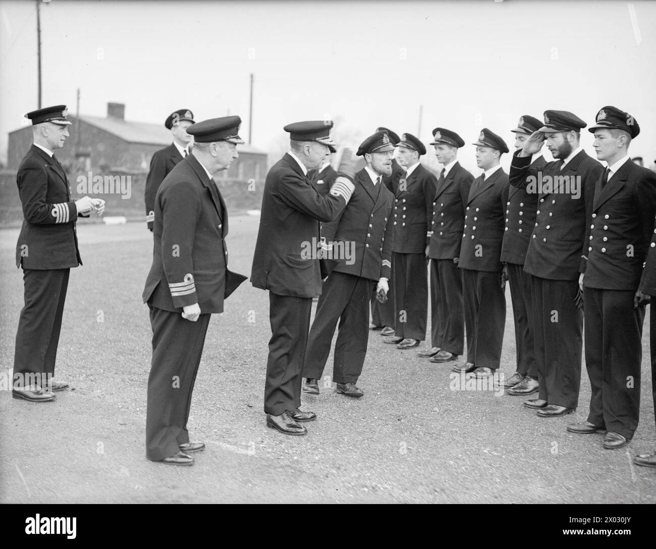 Le 13 décembre 1942, l'amiral de la flotte Sir Charles Forbes, GCB, DSO, inspecte les officiers de marine et les matelots des HMS Foliot I et III à Plymouth, récemment rentrés d'opérations en Afrique du Nord. Banque D'Images