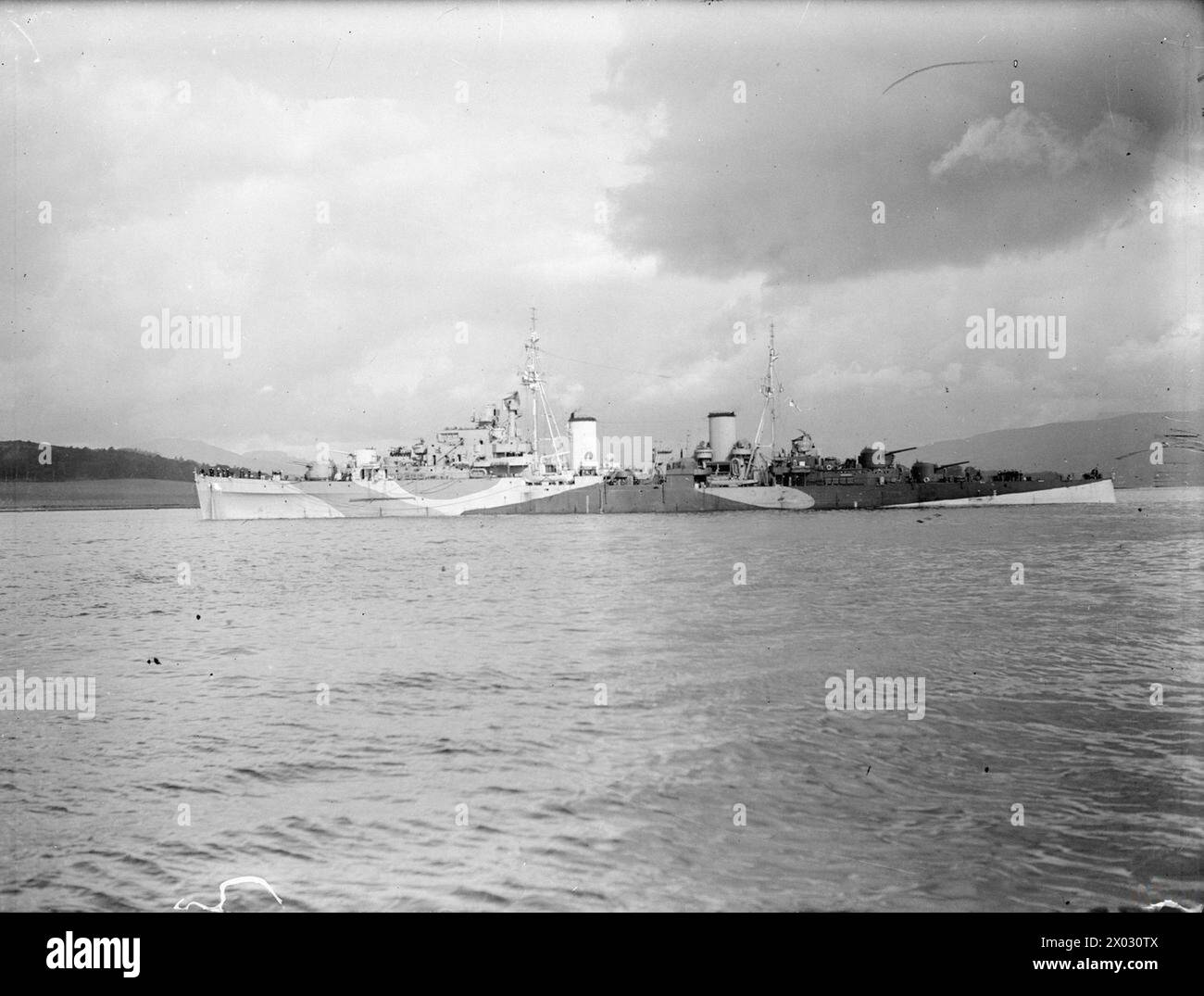 Le 3 septembre 1943, le croiseur de classe Dido HMS Royalist est stationné à Greenock pour les opérations de la Royal Navy. Banque D'Images