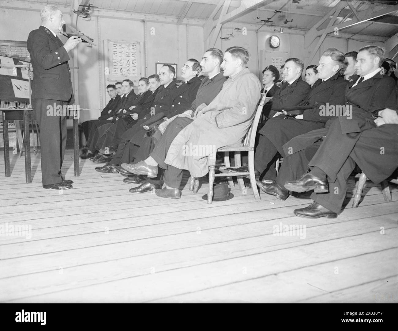 Les 1er et 2 avril 1942, des marins marchands suivent des cours d'artillerie à Liverpool pour apprendre l'identification des aéronefs et les méthodes de repousser les attaques. Banque D'Images