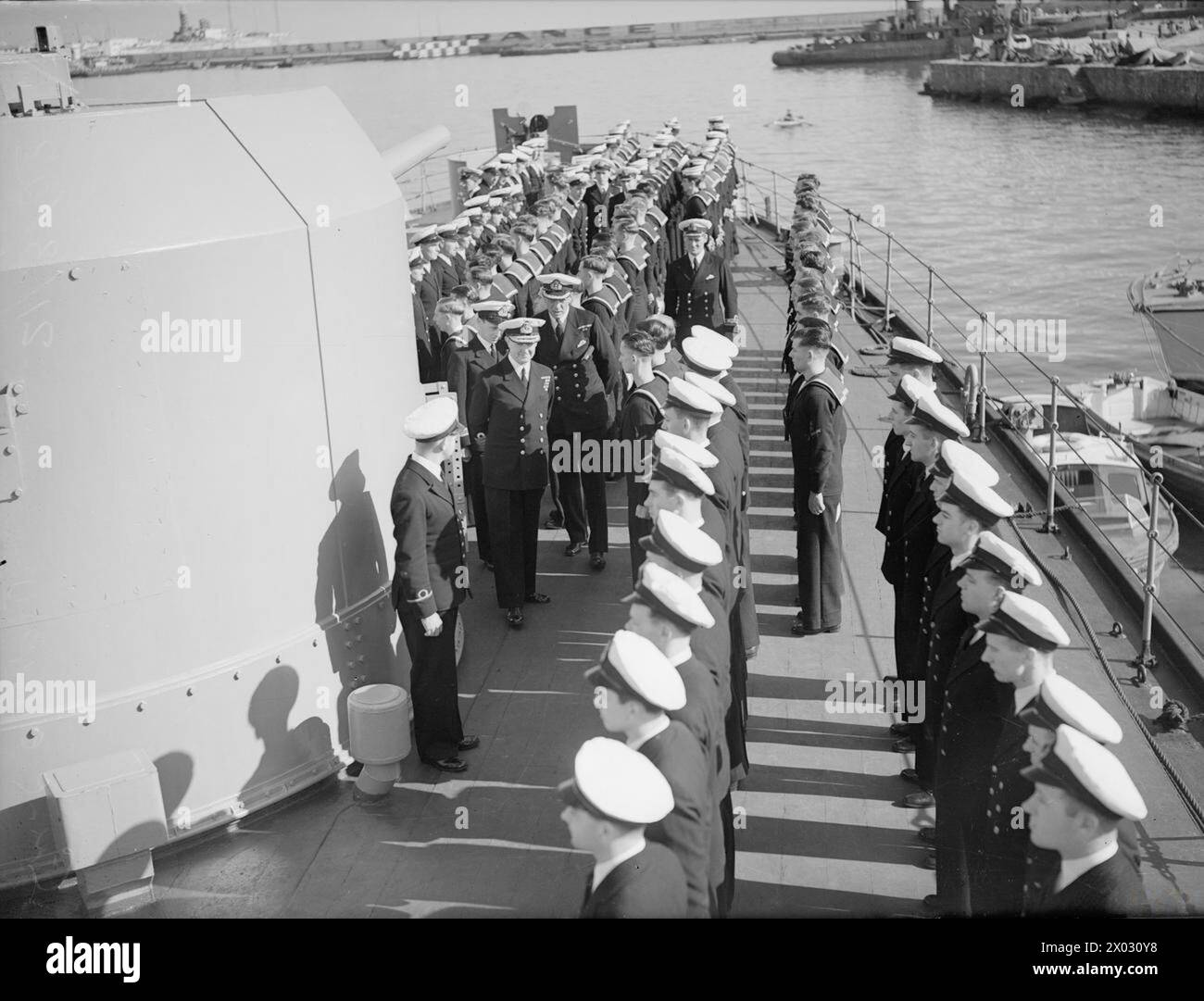 Les 14 et 21 mars 1943, l'amiral Sir Andrew Cunningham inspecte des divisions à bord du HMS Sirius à Alger. Le croiseur de la classe Dido a participé aux actions nocturnes de décembre coulant six navires de l'axe. Banque D'Images