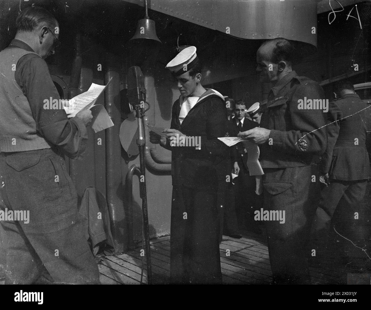 CLASSIFICATIONS NAVALES DIFFUSÉES AVANT UN MICROPHONE. 1942. Banque D'Images