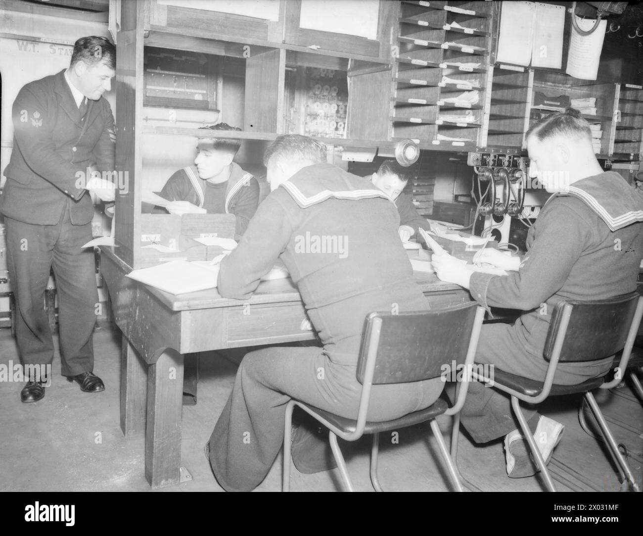 En janvier 1941, le HMS King George V transporta Lord et Lady Halifax en Amérique. Les signaux étaient reçus en code et décodés par le personnel de chiffrement ; les signaux confidentiels étaient traités par les officiers et les messages hautement secrets par le capitaine et l'officier confidentiel. Banque D'Images