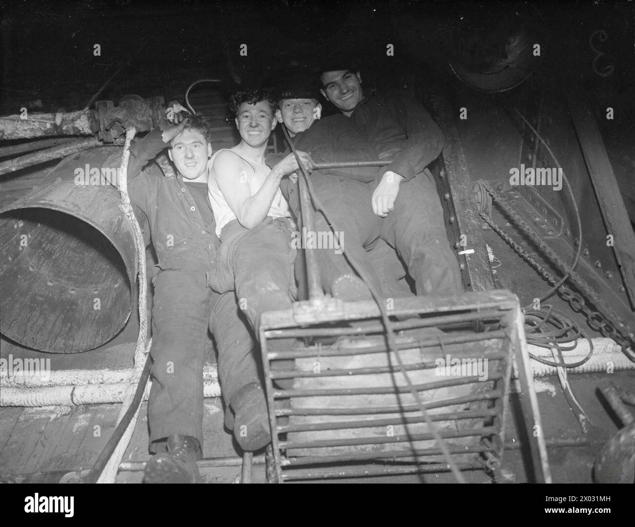 Le HMS Rosemary, un sloop britannique de 30 ans et le seul navire à charbon de son type, est resté en service actif le 31 février 1945 à Greenock. L'équipe de la chaufferie a maintenu les opérations. Banque D'Images