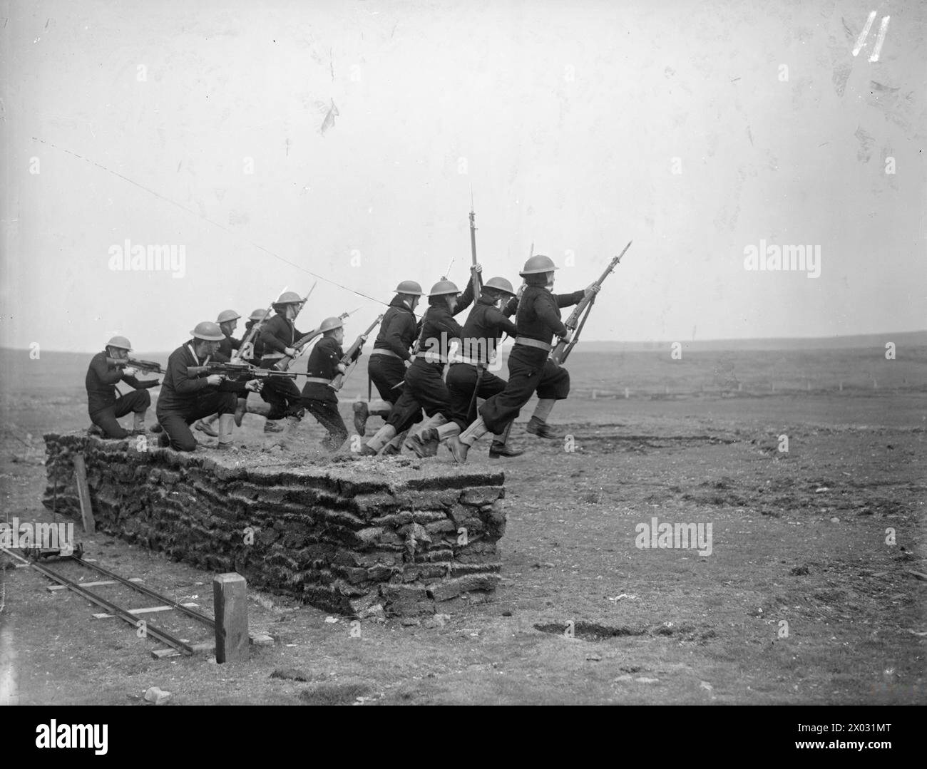 Du 1er au 3 juin 1942, des marins du HMS Wheatland s'entraînent dans des combats terrestres à Northern Range, Scapa, utilisant des fusils, des baïonnettes, des armes automatiques, et des canons anti-aériens. Banque D'Images